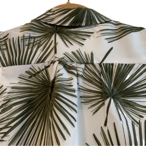 A NEW DAY Sleeveless Button Up Blouse Cream Green Fern Print Women’s Med NWOT - Picture 5 of 10